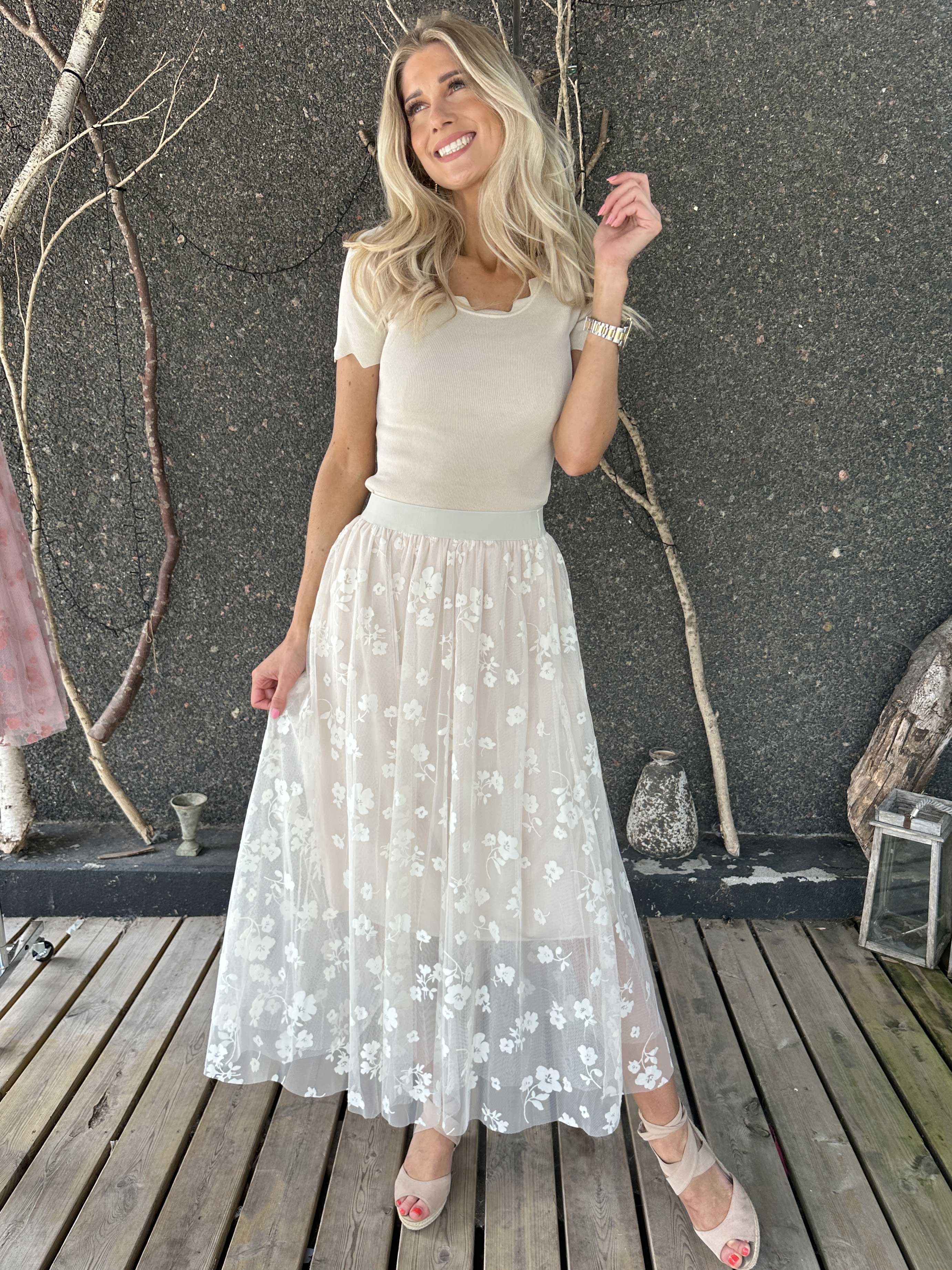 Aella - Lang nederdel med blomstret tyl